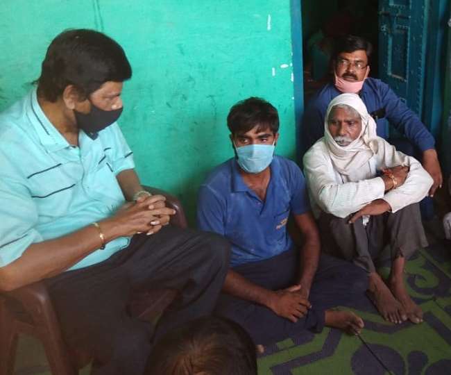 Hathras Case Central Minister Ramdas Athawale met Family members of Victim  assured them for action against DM of Hathras