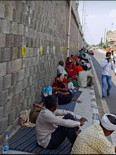 फुटपाथ पर मरीजों का इलाज करने वाला डाक्टर बेनकाब