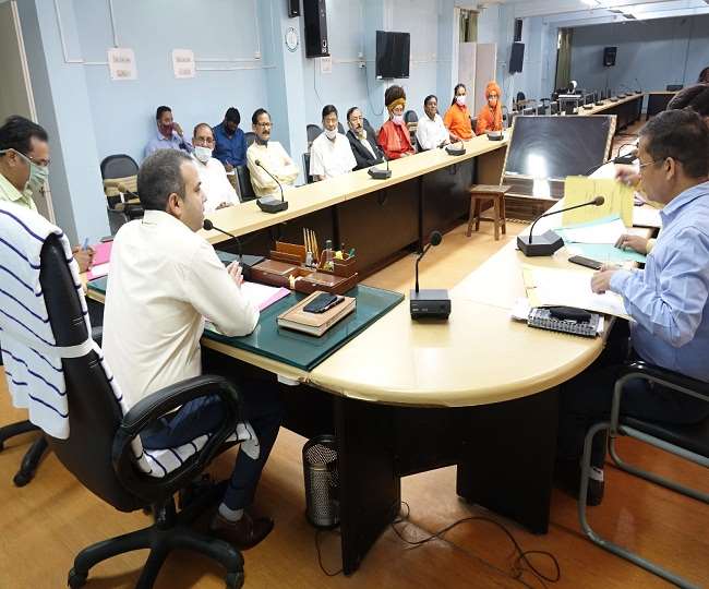 सरयू तट पर बेहतर साफ-सफाई और सैनिटाइजेशन कराने के निर्देश पालिका को दिए।
