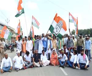 प्रियंका गांधी के रिहाई को लेकर कलक्ट्रेट के सामने एनएच 28 पर प्रदर्शन कर दे कांग्रेसी। जागरण