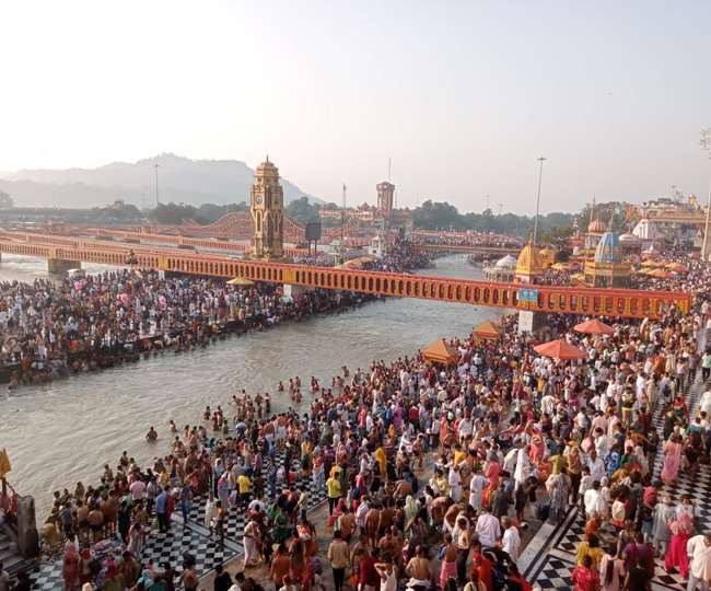हरिद्वार : हरकी पैड़ी पर सर्वपितृ मोक्ष अमावस्या पर गंगा स्नान को उमड़ी श्रद्धालुओं की भीड़ - Devotees crowds gathered for bathing in Ganga on Sarva Pitru Moksha Amavasya at ...