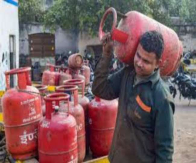 आगरा में रसोई गैस की डिलीवरी करने जाता हॉकर।