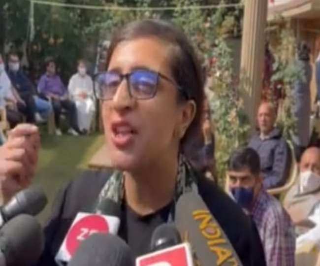 मैं यहां खड़ी हुई जिस किसी में भी हिम्मत है, मेरे सामने आए और मुझसे बात करे।