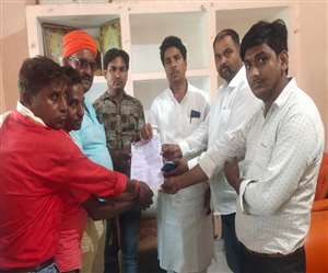 खलीलाबाद सदर विधायक दिग्विजय नारायण उर्फ जय चतुर्वेदी को ज्ञापन देते विद्युत संविदा कर्मी। जागरण