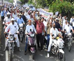 बाइक जुलूस निकालते राज्य कर्मचारी व माध्यमिक शिक्षक संघ के सदस्य। जागरण