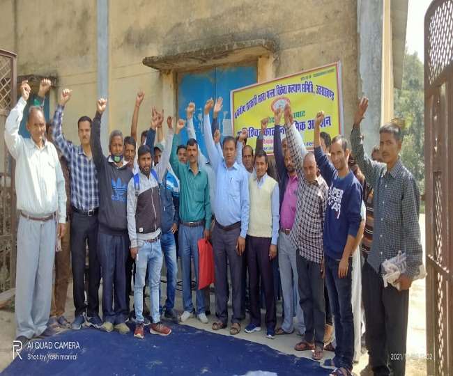 in champawat the boycott of ration ration dealers continues for the demand of honorarium