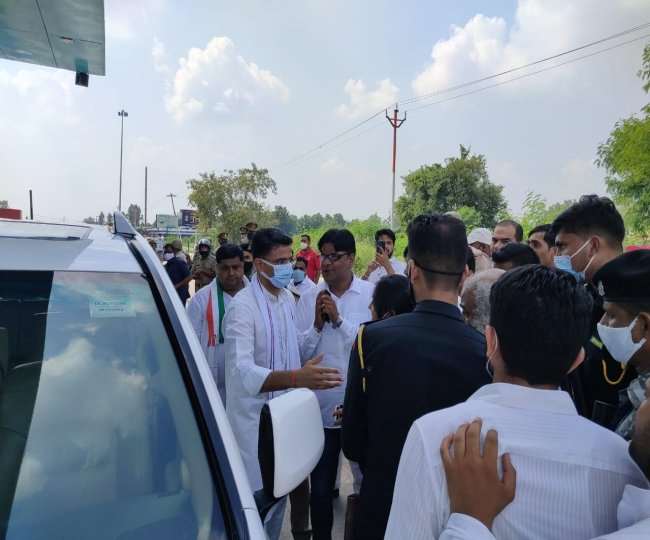 छिजारसी टोल प्लाजा पर पुलिस के रोकने के बाद कार्यकर्ताओं से बातचीत करते सचिन पायलट