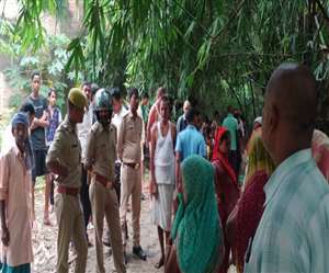 घटना स्थल पर पहुंची पुलिस व जुटी भीड़। जागरण