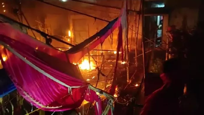 भदोही के दुर्गा पूजा पंडाल में लगी आग के कारण मृतकों की संख्या हुई सात, 70 लोगों का अस्‍पतालों में चल रहा इलाज