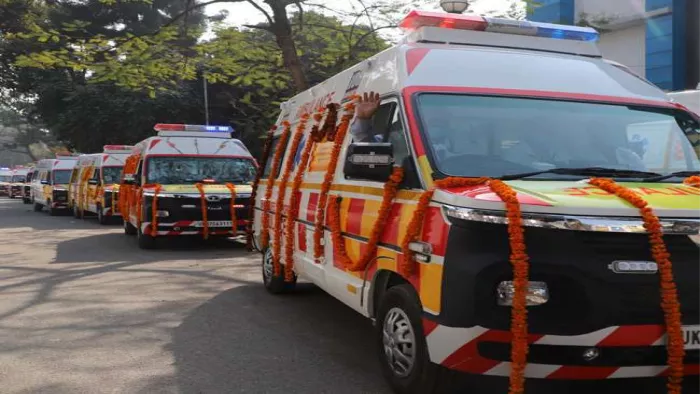 Odisha: सड़क न होने के कारण एंबुलेंस गांव तक नहीं पहुंच सकी।