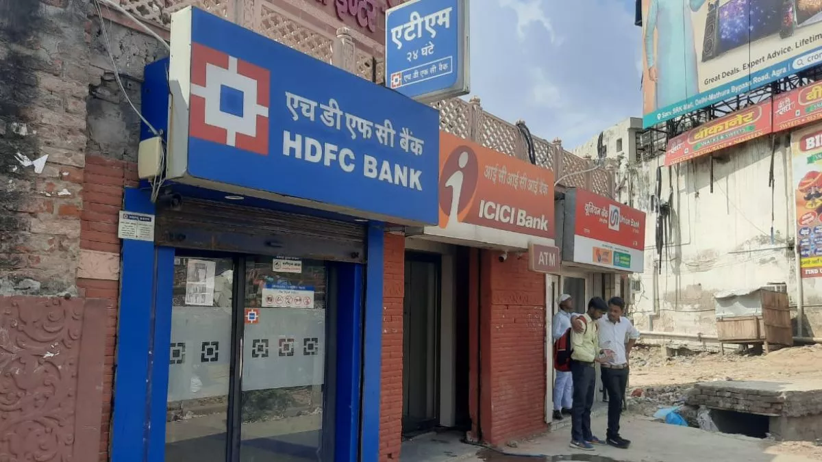 Agra News: बैंक तो खुल गए, एटीएम दोपहर तक खाली, शाम को हो पाएगी कैश निकासी