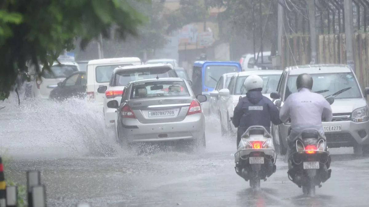 मौसम विभाग ने अगले तीन दिन भारी से अत्यंत भारी वर्षा को लेकर रेड अलर्ट जारी किया है। इ