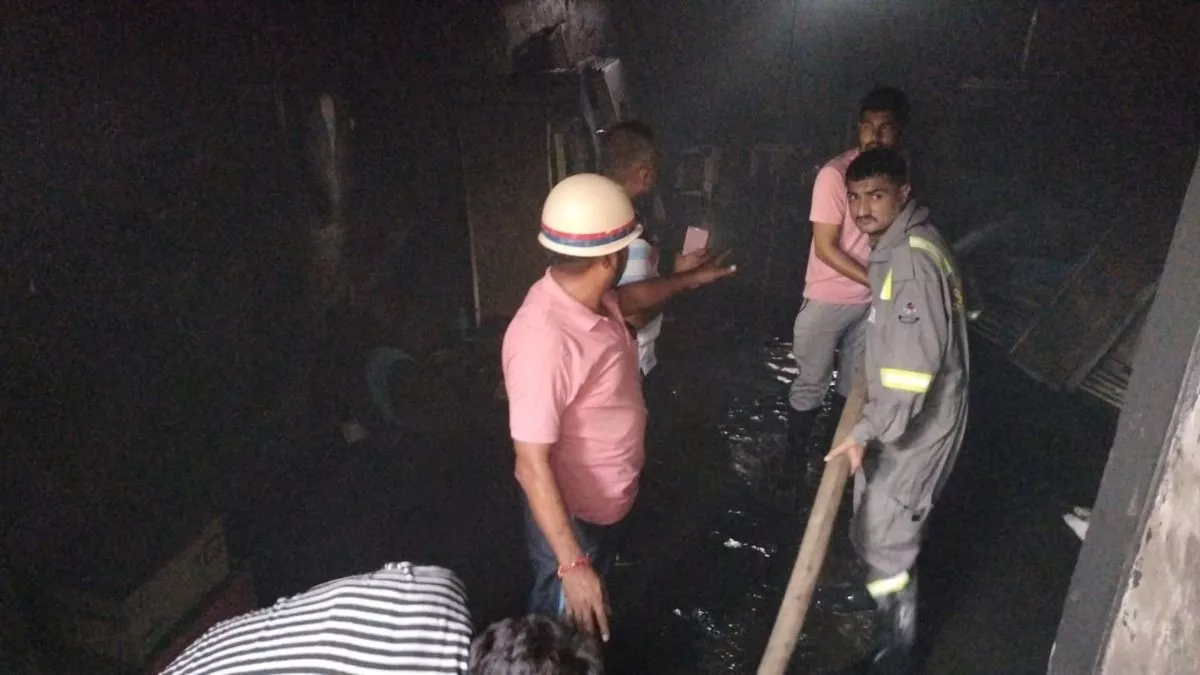 Agra News: आगरा में सुबह हादसा, कूलर बनाने की फैक्ट्री में लगी भीषण आग, लाखाें का नुकसान