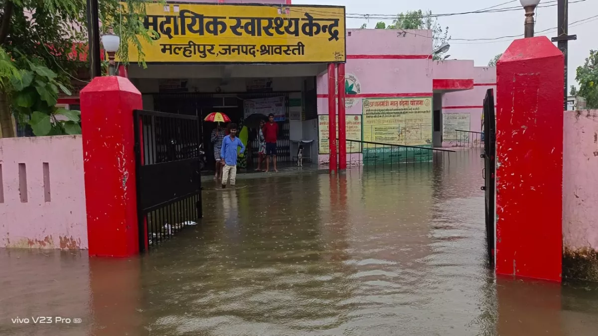 श्रावस्ती में राप्ती नदी खतरे के निशान से 120 सेंटीमीटर ऊपर, कई गांव बाढ़ की चपेट में