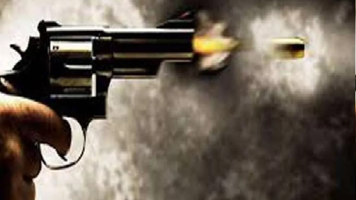 Bareilly News: कबूतरबाजी के विवाद में देर रात फायरिंग, युवक के जांघ के पार निकल गई गोली, दो आरोपित हिरासत में