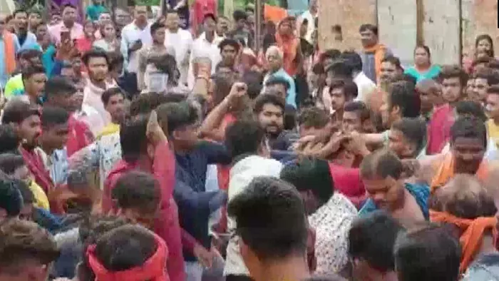 छत्तीसगढ़ के दुर्ग में बच्चा चोरी के शक में तीन साधुओं की पिटाई। फोटो एएनआइ