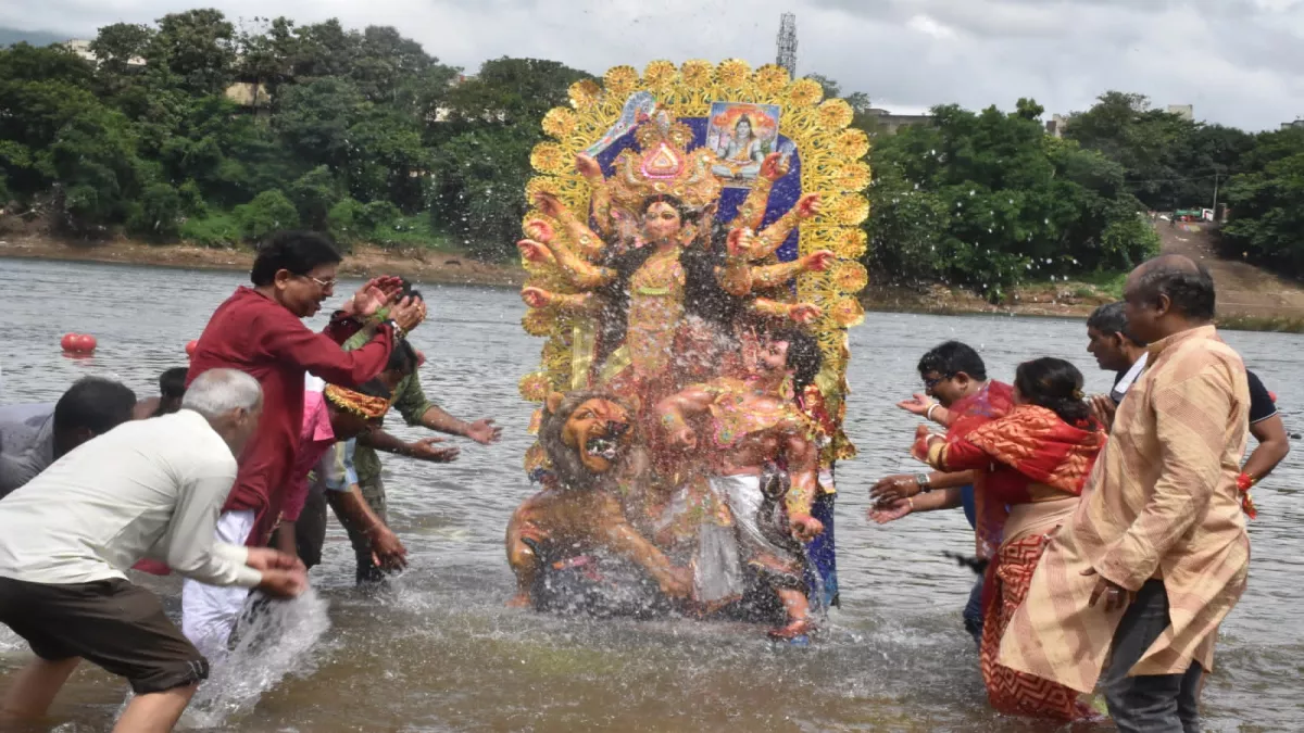 जमशेदपुर में दुर्गा प्रतिमा का विसर्जन, स्वर्णरेखा व खरकई नदी के घाटों से लेकर चप्पे पर तैनात रही पुलिस