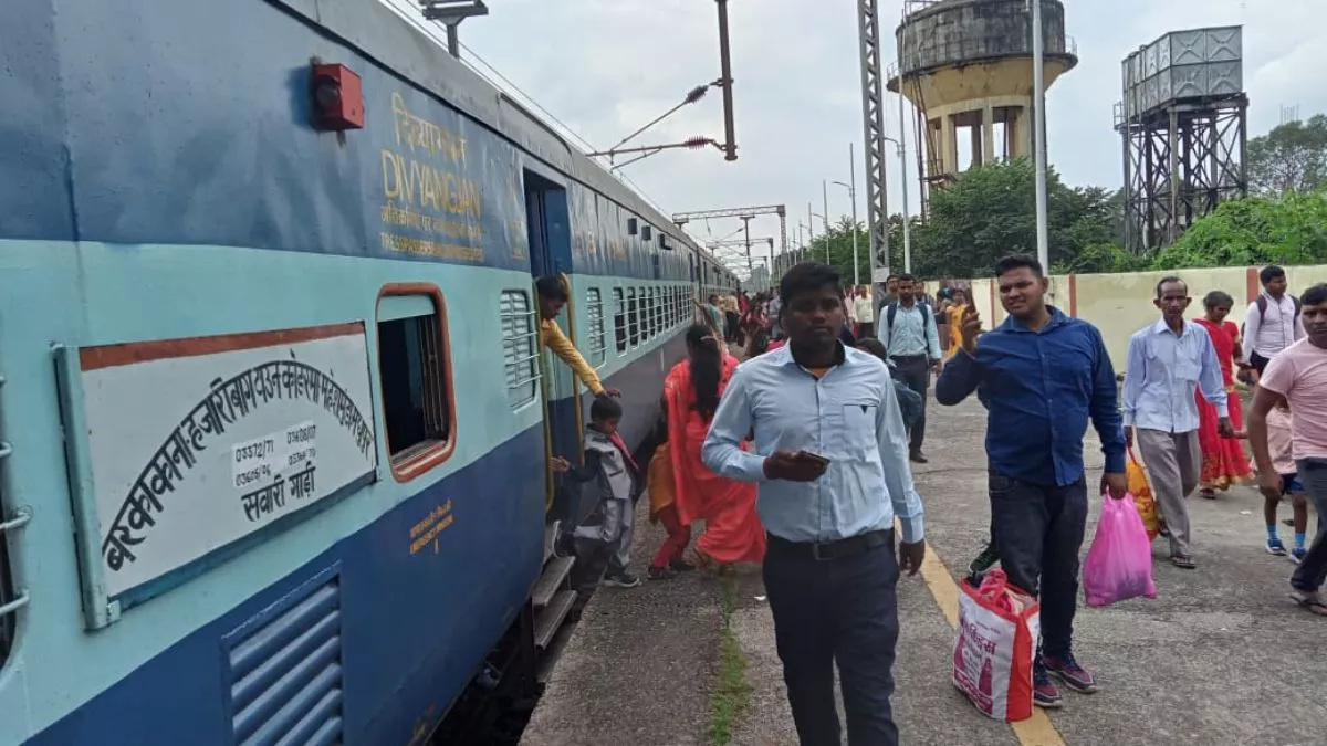Indian Railways: कोडरमा-मधुपुर के बीच बढ़ी ट्रेन की रफ्तार, समय-सारणी में बदलाव; जल्द जारी होगा टाइमटेबल