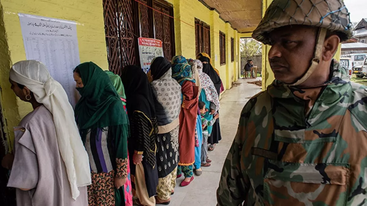 जम्मू-कश्मीर में मतदाता सूची में नाम देखते लोग (फाइल फोटो)