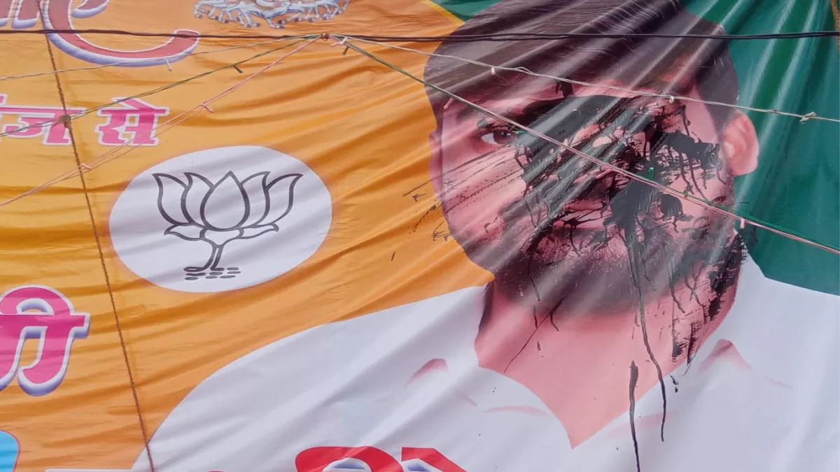 मऊ में नगर पंचायत प्रत्याशी के चेहरे पर कालिख पोती, पार्टी समर्थकों में आक्रोश