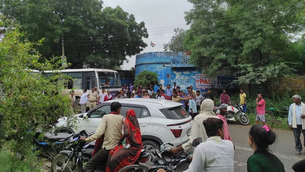 Kanpur News कानपुर में बस और विधायक की कार में टक्कर होने से बची।