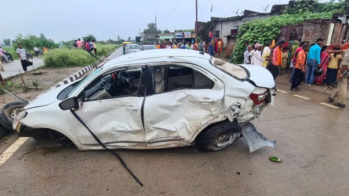 Maharajganj News: दुर्घटना में क्षतिग्रस्त कार व मौके पर जुटी भीड़। -जागरण