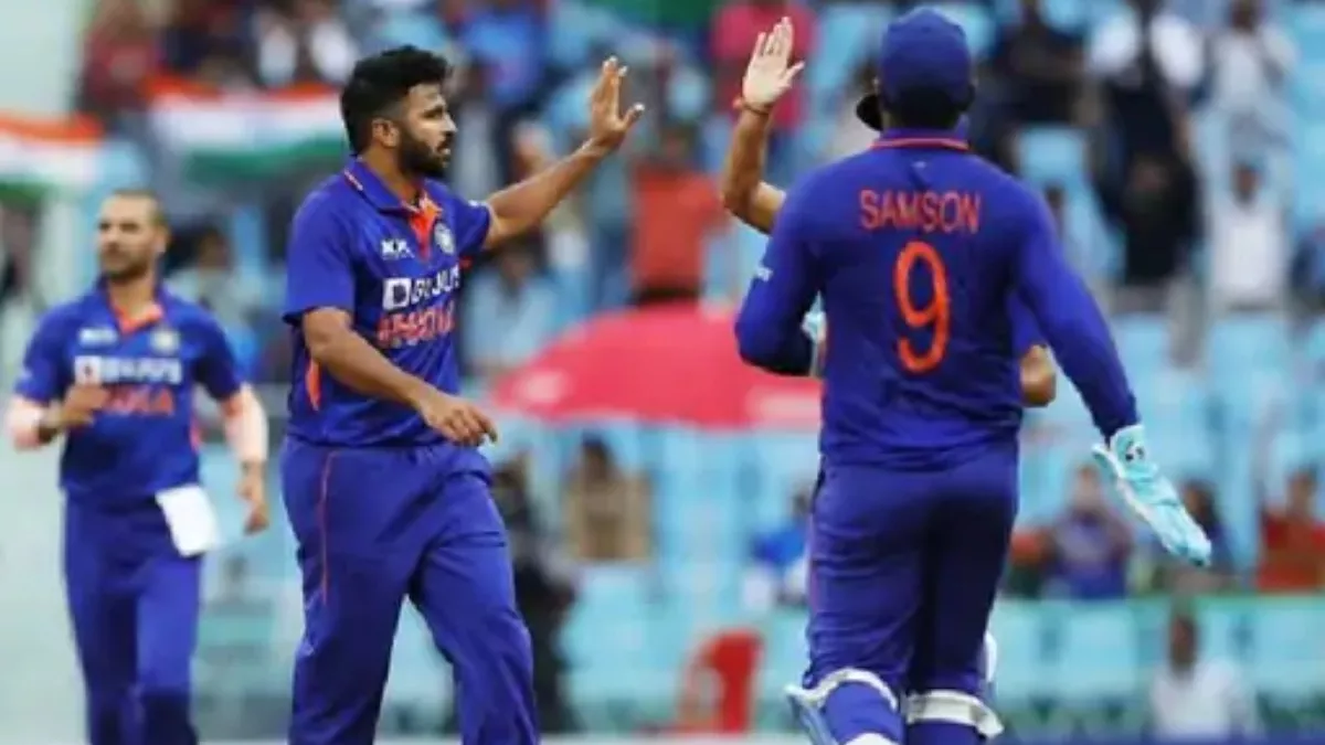 India Vs South Africa: इकाना स्टेडियम में Indian Team काे चीयरअप करते दर्शक, तस्वीरों में देखें गजब का उत्साह
