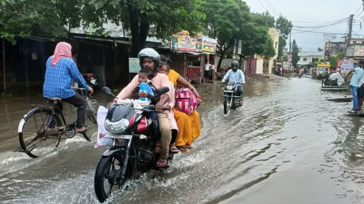Weather in Gorakhpur Today: लगातार हो रही बारिश में कुछ इस तरह सड़क पर दिखे लोग। -जागरण
