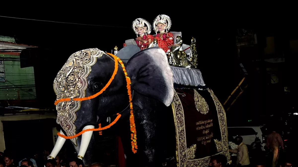 प्रयागराज में करंट के डर से श्रीराम, लक्ष्मण ने हाथी पर सवार होने से मना कर दिया, मान-मनौव्वल के बाद हुए तैयार