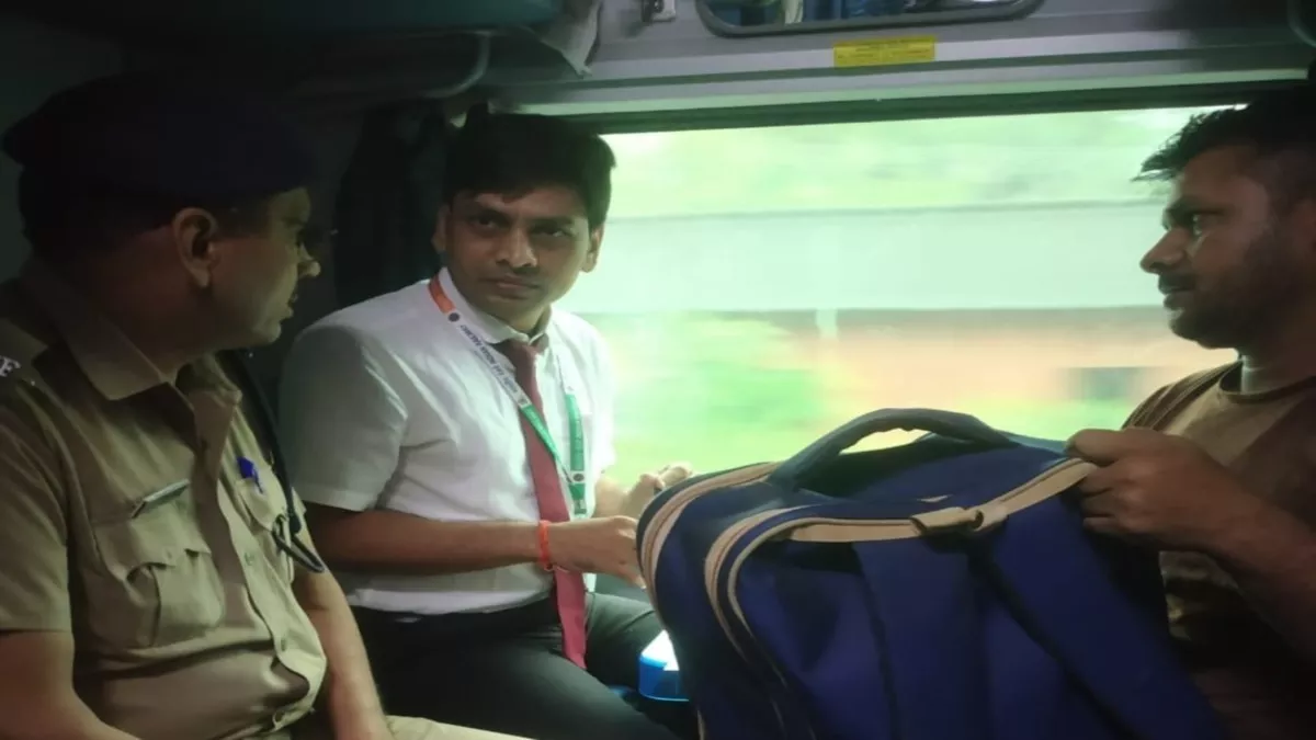 रीवा एक्सप्रेस के टीटीई ने रेलयात्री को दो लाख रुपये से भरा बैग लौटाया, जो ट्रेन में छूट गया था।