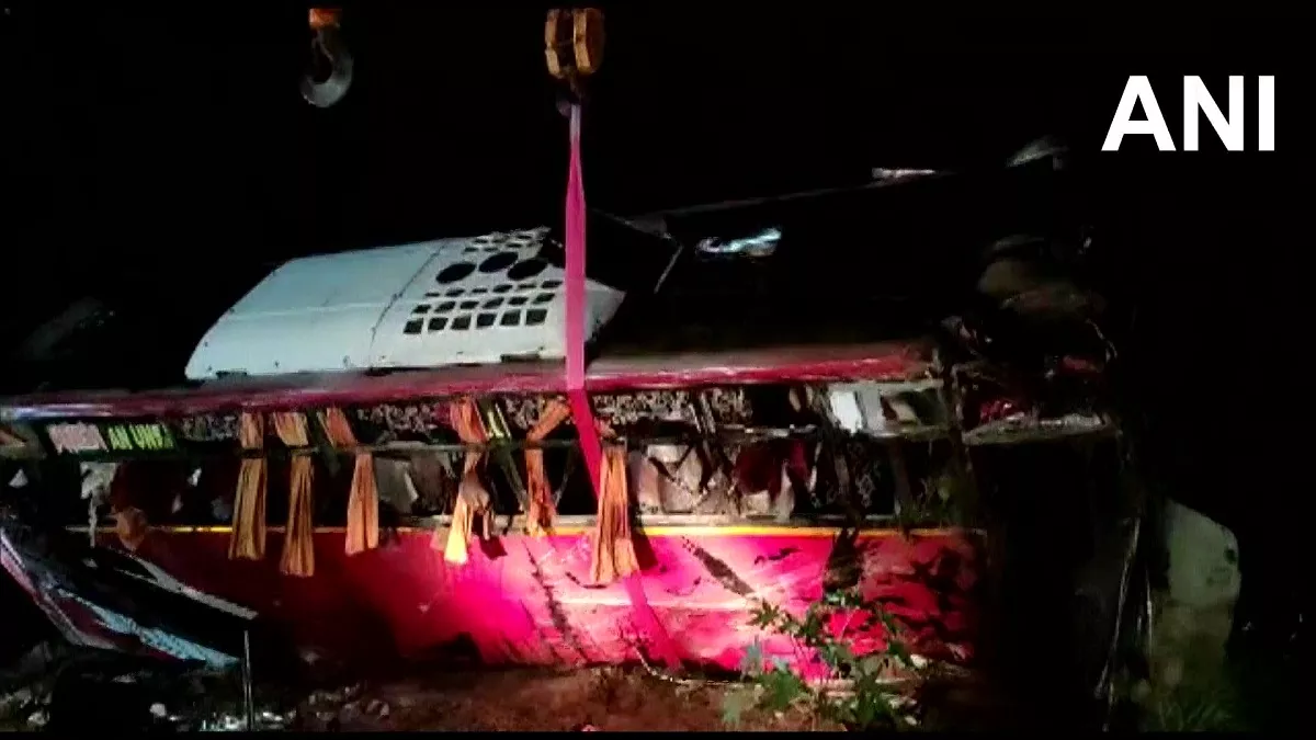 Road Accident in Kerala: केरल के पलक्कड़ जिले में सड़क हादसा, बस दुर्घटना में 9 की मौत और 38 घायल