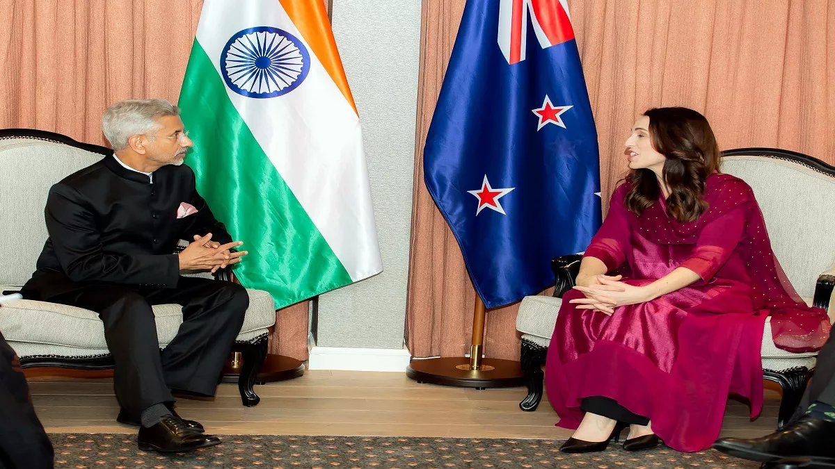 विदेश मंत्री एस. जयशंकर न्यूजीलैंड की प्रधानमंत्री जैसिंडा आर्डेर्न से मुलाकात करते हुए। (फोटो- एपी)