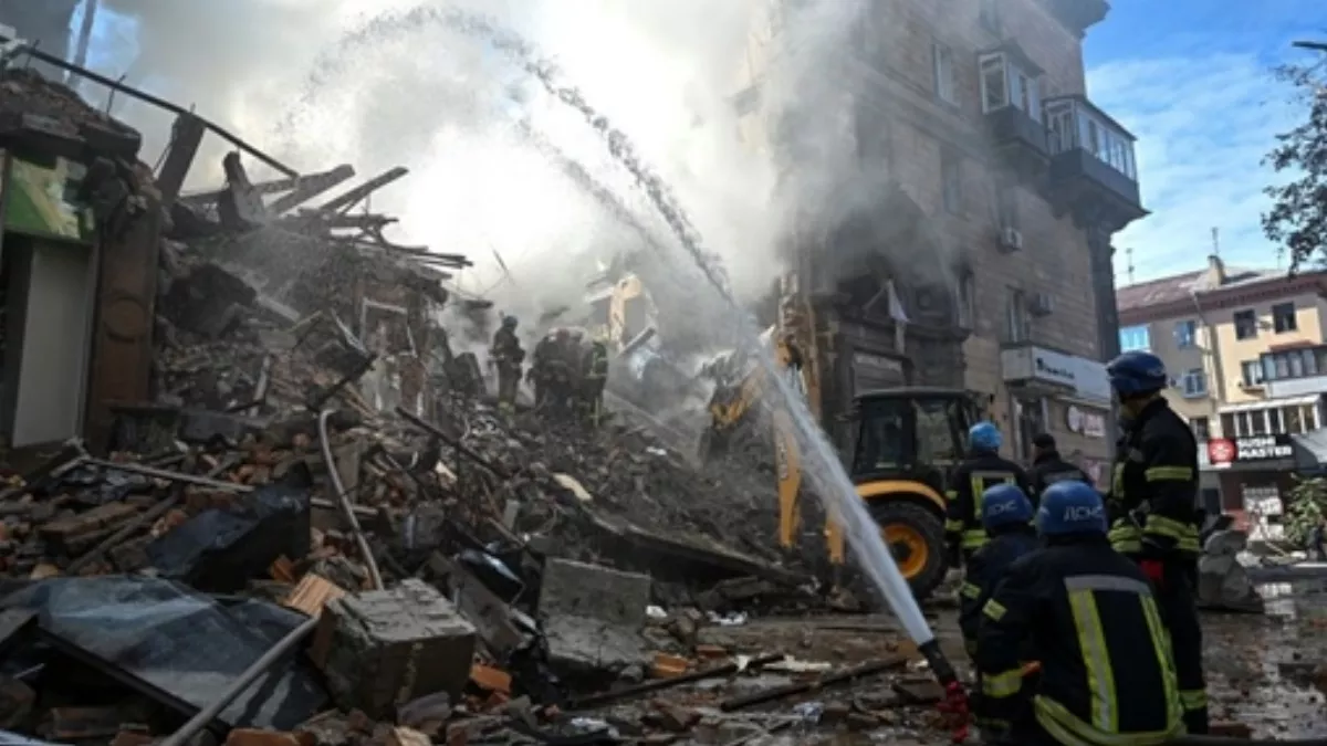 रूसी मिसाइल हमले के बाद जपोरीजिया में आवासीय भवन की साइट पर काम करते बचाव दल के कर्मी (REUTERS)
