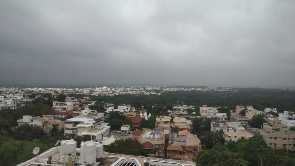 Weather in Agra Today: आगरा में गुरुवार सुबह से काले बादल छाए हैं।