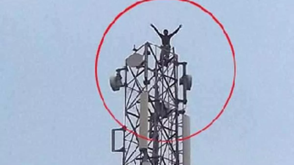 Mainpuri Crime News: मोबाइल टावर पर चढ़े युवक ने रख दी अजीब शर्त, सुनकर चकरा गए पुलिस वाले भी