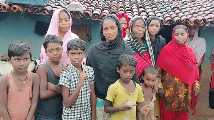 रानीडीहा गांव में मोहम्मद मंसूर अंसारी और मोहम्मद अनारूल अंसारी का इंतजार करते परिवार वाले।