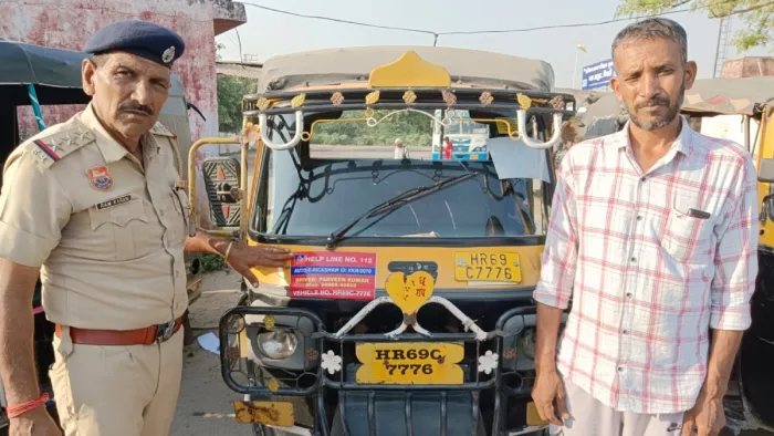 ऑटो पर लगाए गए यूनिक कोड के स्टीकर, चालक की पूरी डिटेल निकाल सकेगी पुलिस।