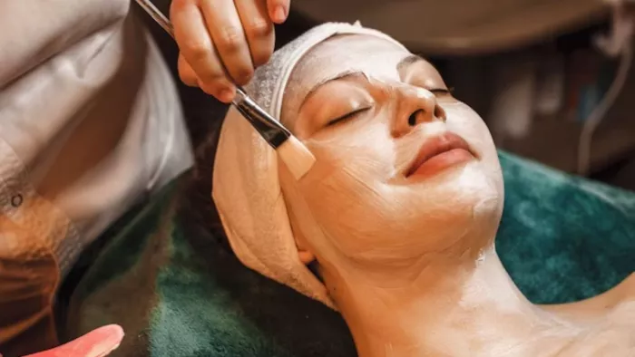 Homemade Bleach: चेहरे पर पाना चाहते हैं नेचुरल निखार, तो अप्लाई करें यो होममेड ब्लीच