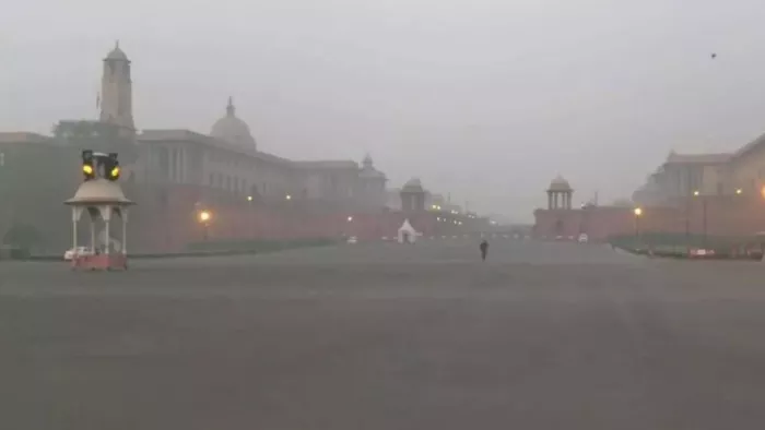 Delhi Weather Update: सर्दी-गर्मी का मेल बिगाड़ रहा खेल, फिर बढ़ रहा दिल्ली का तापमान; आज कैसा रहेगा मौसम