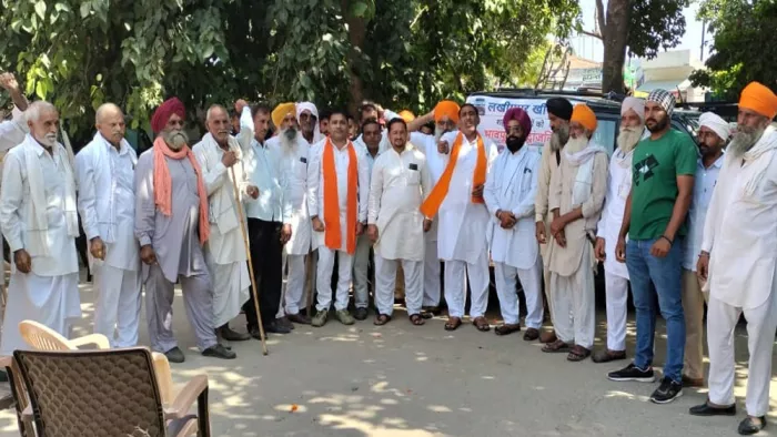 किसानों की बैठक को संबोधित करते युवा भाकियू प्रदेशाध्यक्ष विक्रम कसाना