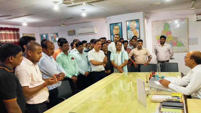 कुशीनगर में डॉक्टर के खिलाफ कार्रवाई के विरोध में सड़क पर उतरे चिकित्सक। -जागरण