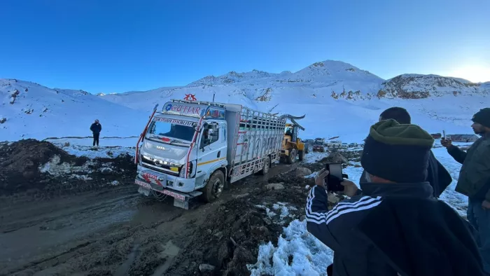 मनाली लेह मार्ग पर शुरू हुआ यातायात, ट्रक हटाने से आवाजाही हुई सुचारु