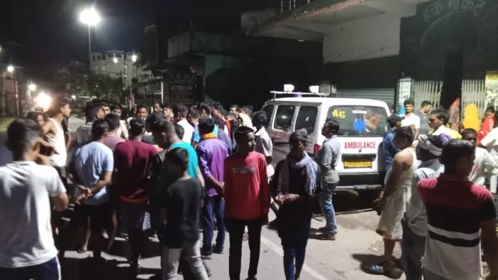 निजी क्लीनिक के सामने हंगामा करते लोग। जागरण