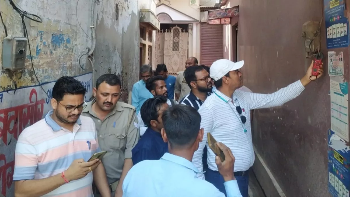 UPPCL: बिजली विभाग ने शुरू किया मेगा चेकिंग अभियान, विद्युत चोरी करते पकड़े गए 52 लोग