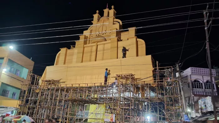 बिजली कार्यालय सदभावना चौक के पास बन रहा पूजा पंडाल