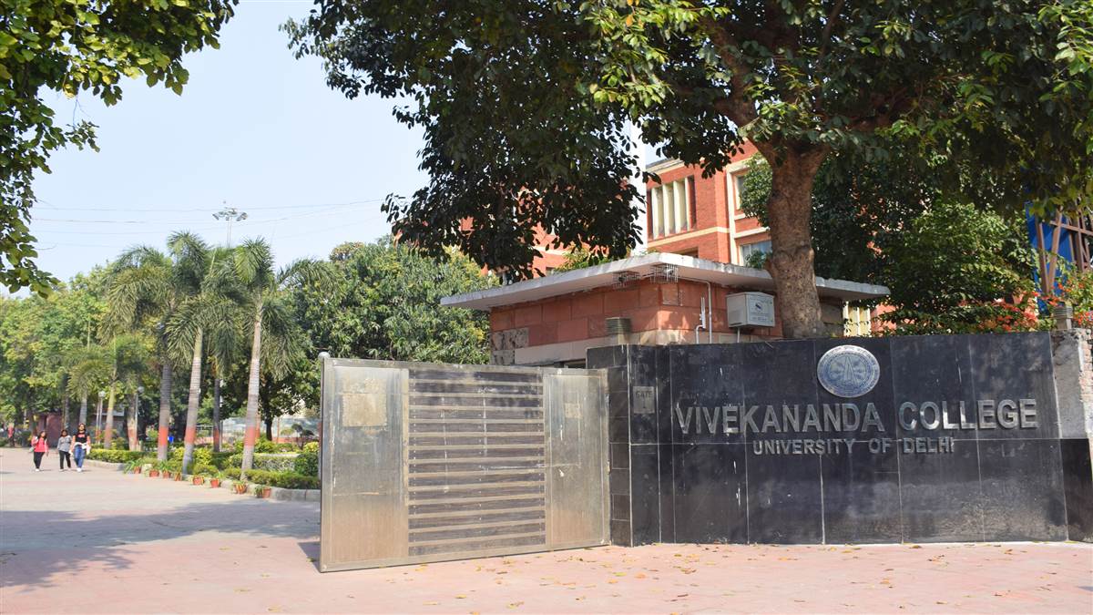 ncr student jumps from second floor of du college in east delhi critical