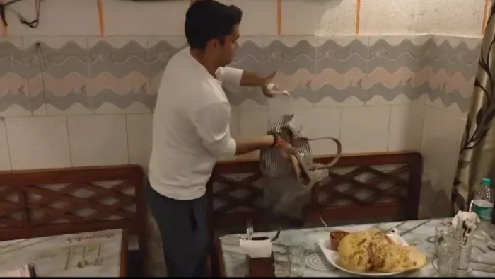 रेस्टोरेंट में युवक पर तेजाब से हमले के बाद महिला को बैग कब्जे में लेते फोरेंसिक टीम।-जागरण