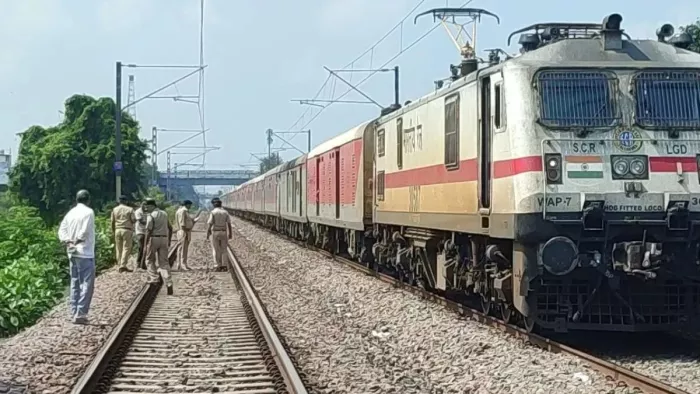 संतकबीर नगर में ट्रेन के इंजन में फंसी साइकिल तो ललितपुर में लोहे की छड़
