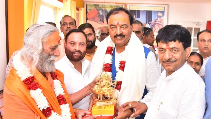 उपमुख्यमंत्री केशव प्रसाद मौर्य को स्मृति चिह्न भेंट करते स्वामी ओमानंद महाराज साथ में कैबिनेट मंत्री अनिल कुमार। जागरण