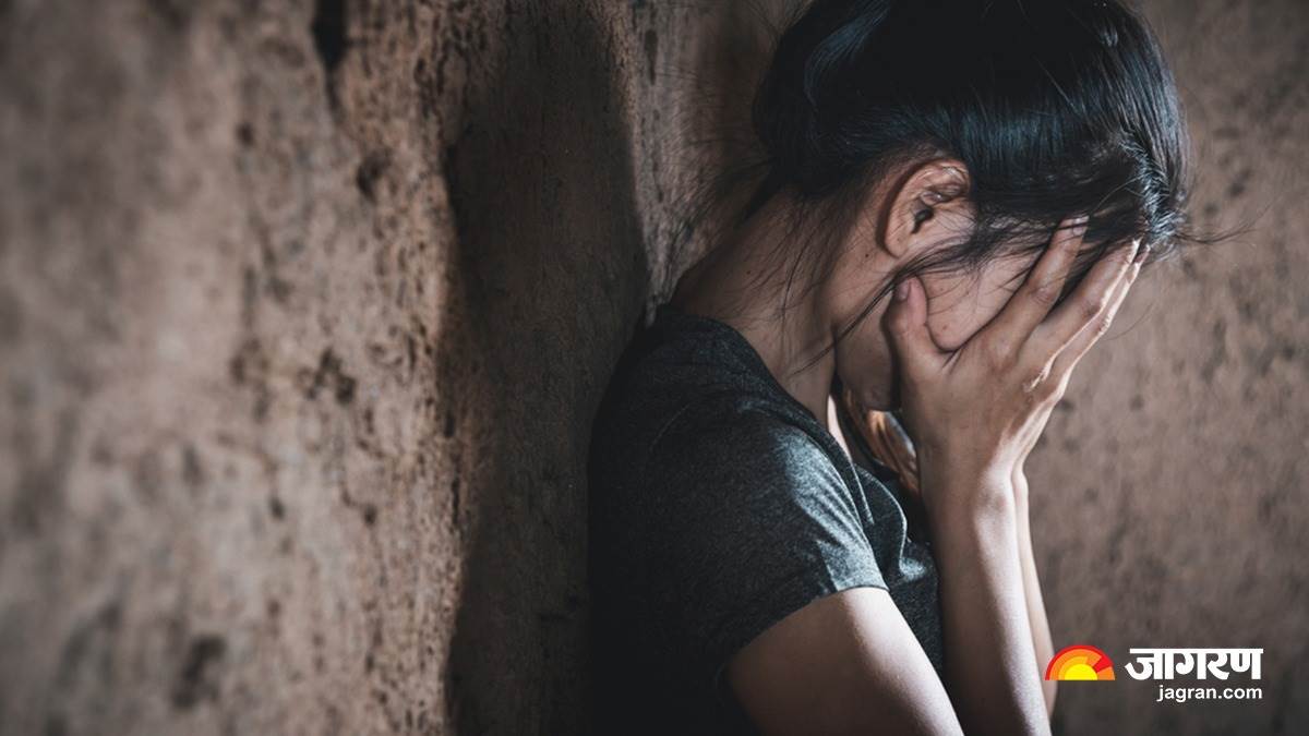 Banda News : मौसेरे भाई ने फुफेरी बहन को पेट्रोल डालकर जलाया, हालत गंभीर; कोल्ड ड्रिंक की बोतल में लेकर आया था पेट्रोल